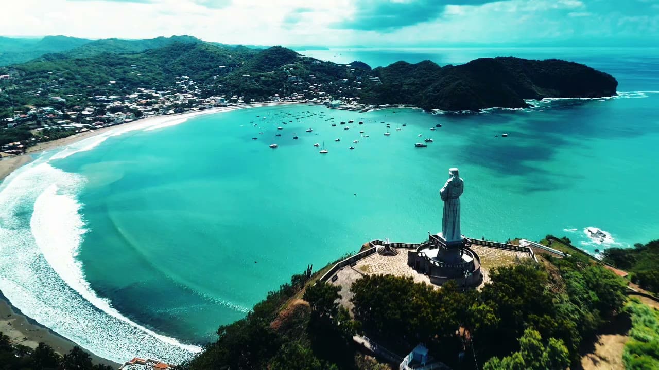 Vista aérea del Cristo de la Misericordia y la bahía de San Juan del Sur